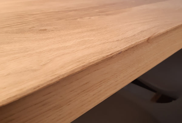 Massief Eiken tafel met witte strippoten