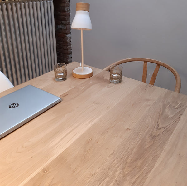 Massief Eiken tafel met zwarte stalen poten