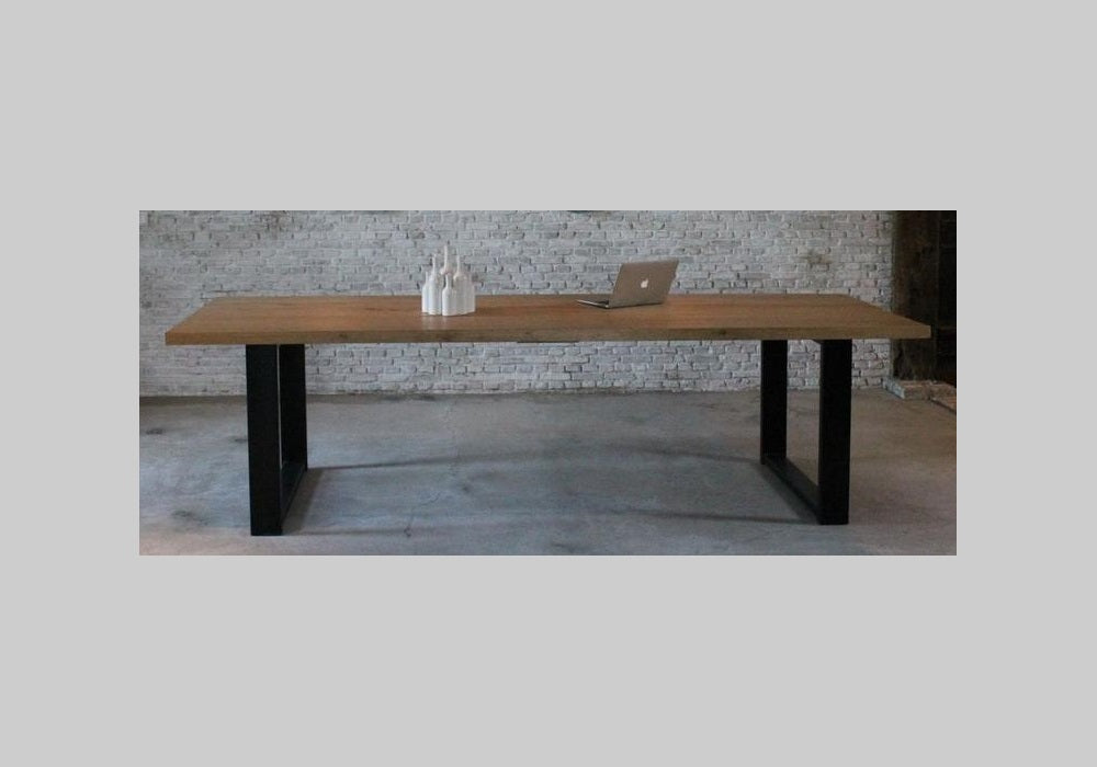 Massief Eiken tafel met zwarte stalen poten