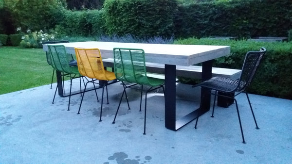 STEIGERHOUTEN TAFEL MET ZWARTE STRIPPOTEN